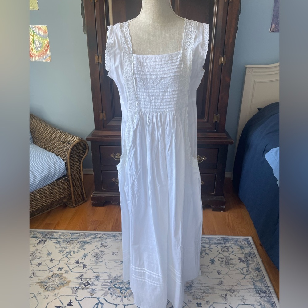 Elegant White Sleeveless Nightgown